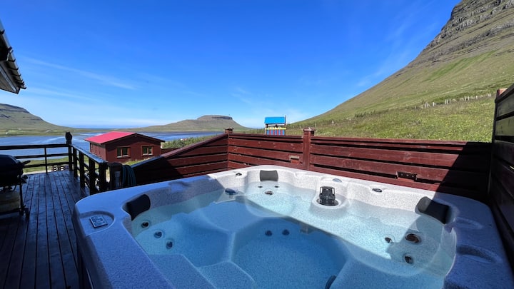 Kirkjufell cottage hot tub