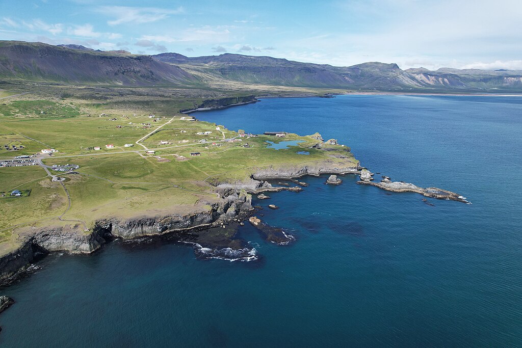 Arnarstapi Gatklettur